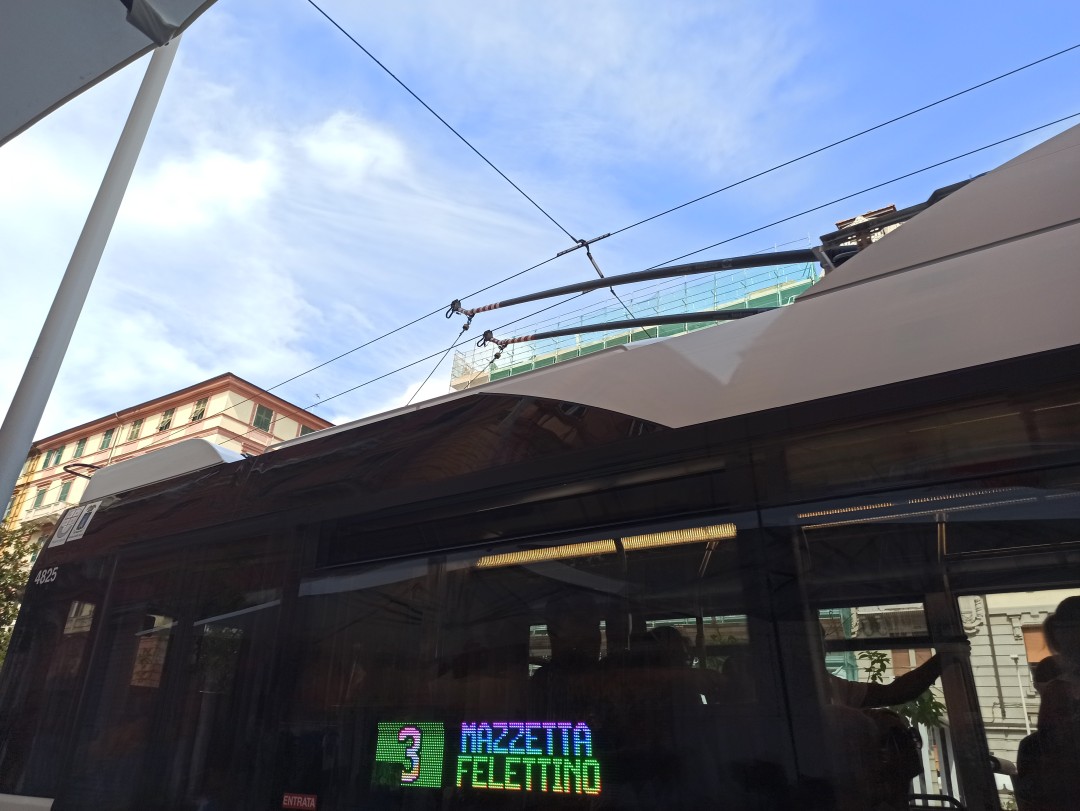 Obus Nr. 825 vom polnischen Typ Solaris Trollino 12 auf der Piazza Guiseppe Verdi